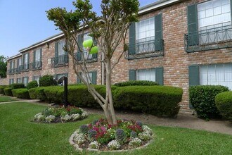 Building Photo - 777 Bateswood Dr