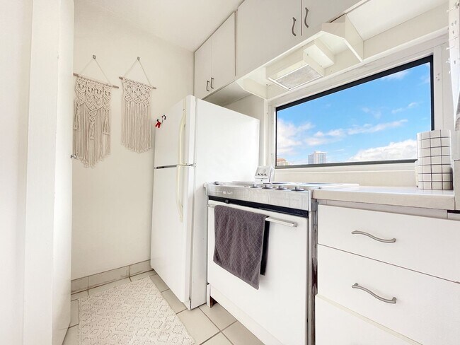 Foto del edificio - Pet Friendly Furnished Waikiki Studio with Central A/C and Parking. Utilities Included in Rent.