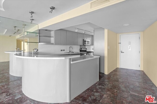 Building Photo - 4265 Marina City Dr