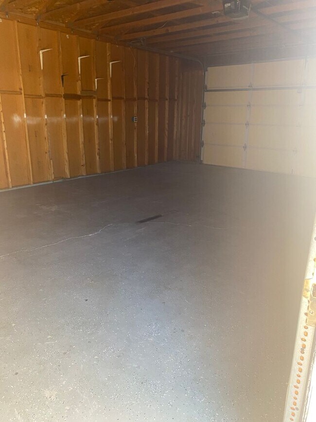 Foto del edificio - Double wide with detached garage rental