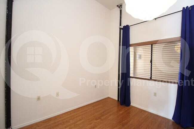 Building Photo - 424 S 2nd St