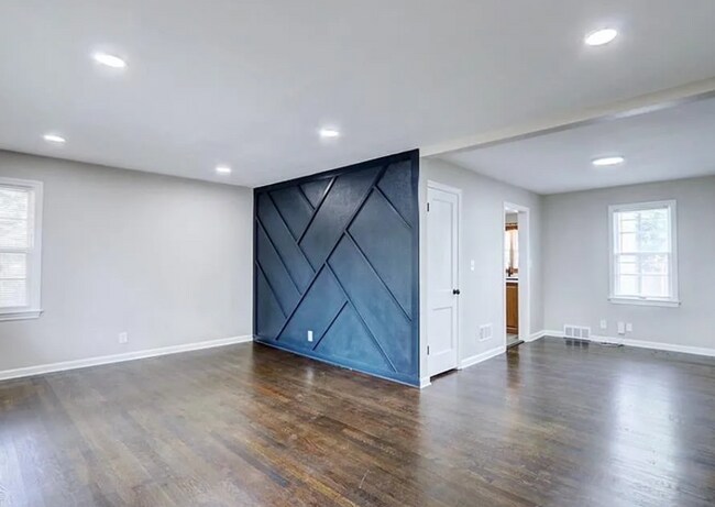 Building Photo - Welcome to this charming residence!