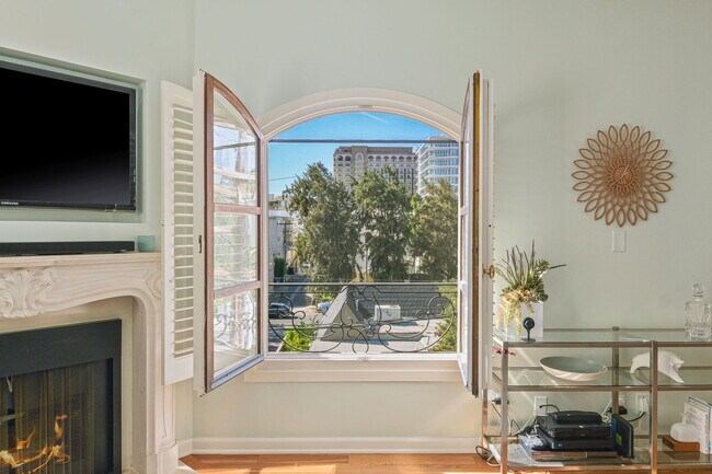Foto del edificio - 325 S Swall Dr