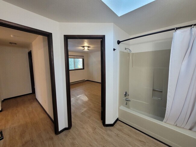 Foto del edificio - 3 Bedroom Home w/ Cozy Wood Burning Stove