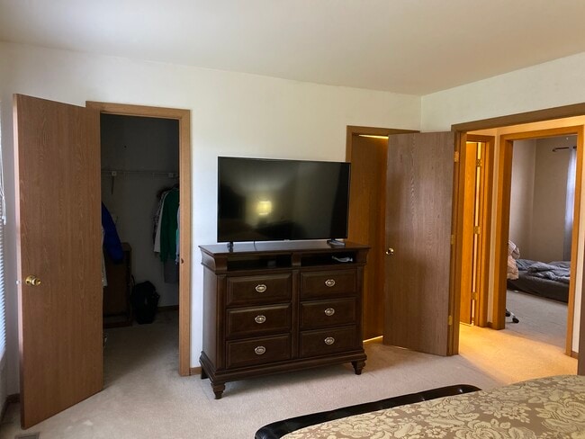 Building Photo - 518 Crown Point Dr