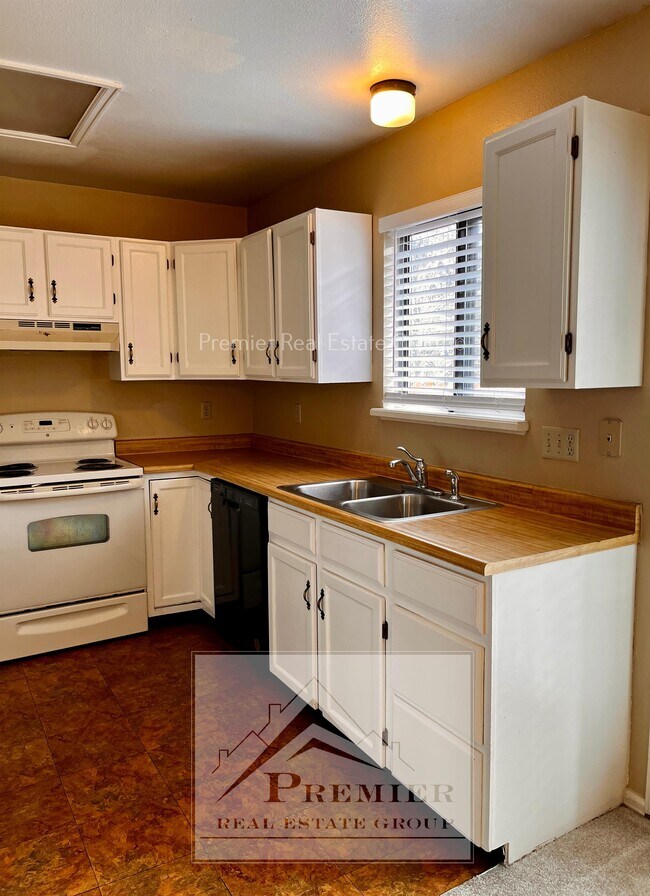 918 London Green Way, Colorado Springs, CO 80906 Townhome Rentals in