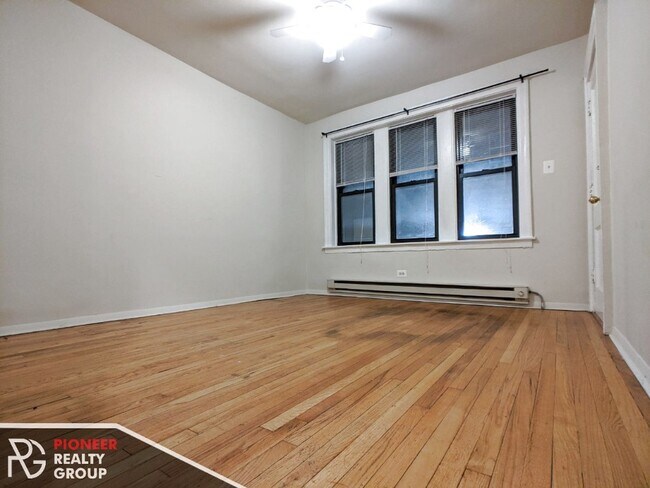 Building Photo - 837 W Cornelia Ave