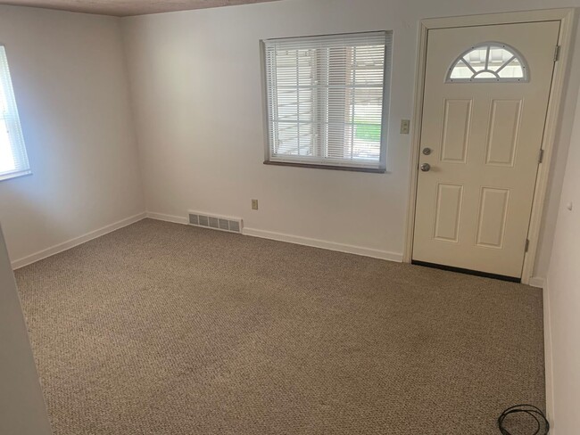 Building Photo - Spacious 2-bedroom 1-bath Townhome, Christ...