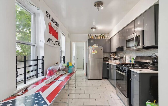 Building Photo - Stunning 6-Bedroom Townhome Near Temple University! Available August 2026!