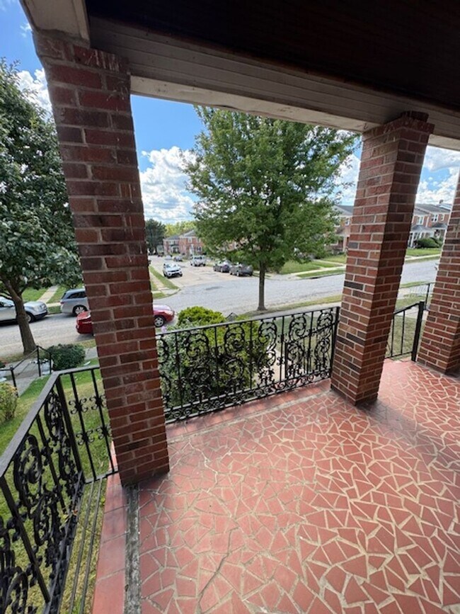 Foto del edificio - 3BED 2BATH FINISHED BASEMENT $1650/MONTH!