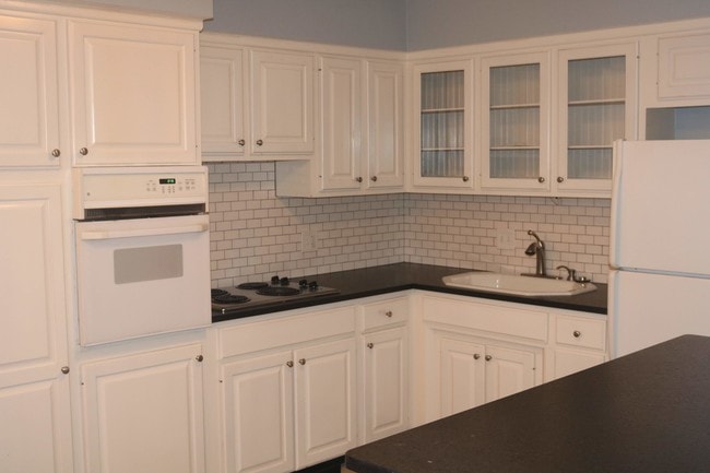 Kitchen with Flexible Island - 323 N Eton St