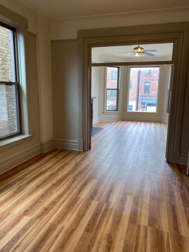 Foto del edificio - 1924 W Division St