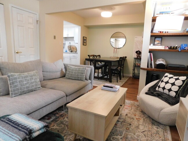 Building Photo - 543 Longshore Dr