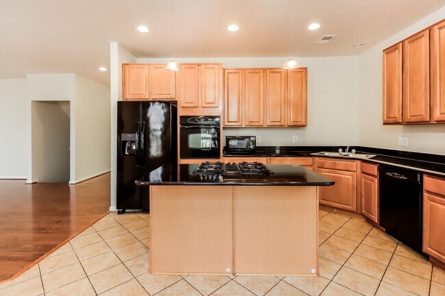 Building Photo - Large 5 bed 3.5 bath 2 car garage  home in...