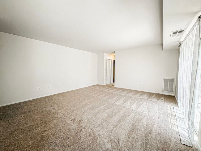 Building Photo - ***Coming Soon*** Sun-filled 1 Bed 1 Bath Condo In Scenic River Terrace - Water Included!