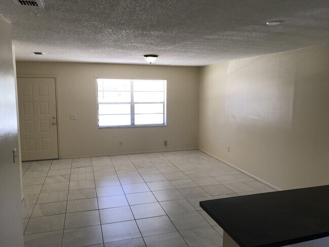 Foto del edificio - Cozy 2 bedroom/1 bath Duplex