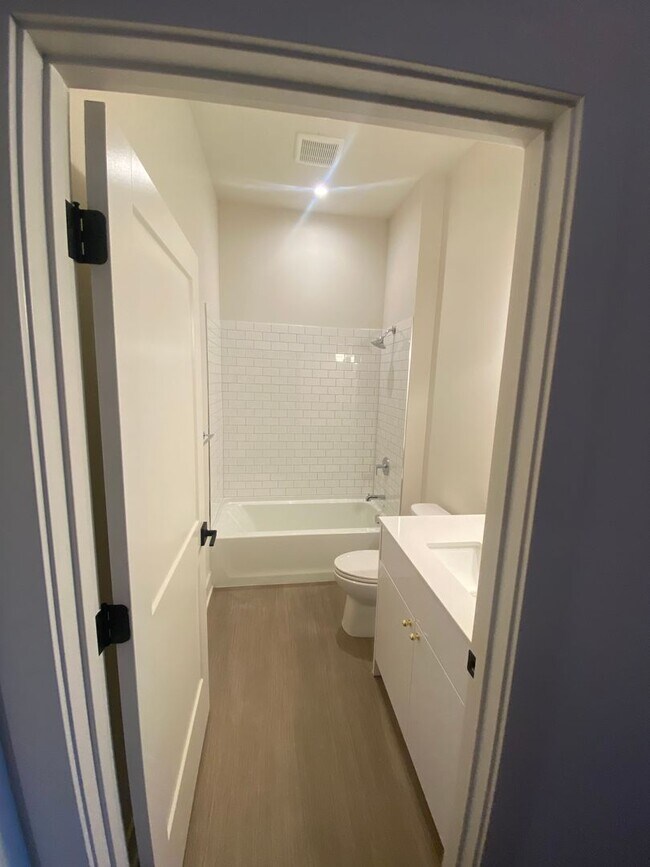 Building Photo - 1 Bedroom Flat