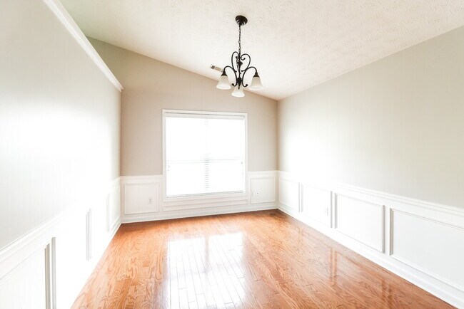 Foto del edificio - 320 Ballyshannon Dr