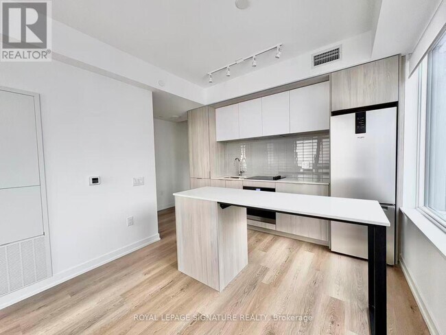 Photo du bâtiment - 395 Square One Dr