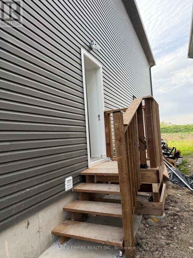Building Photo - 1612 Capri Cres