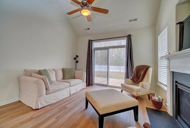 Building Photo - 3 Bedroom Townhouse in North Suffolk