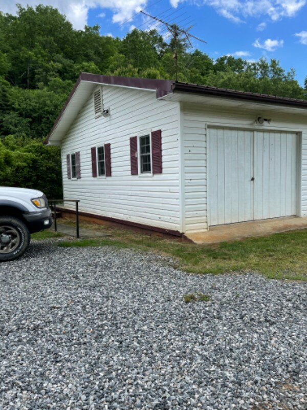 Building Photo - 200 Meadows Town Rd