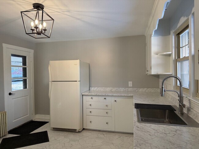 Foto del edificio - 5 Downeast Ln., Scarborough-3BR/1BA Single Family House available 01/01/2026 Rent $3,000.00/mo. +...