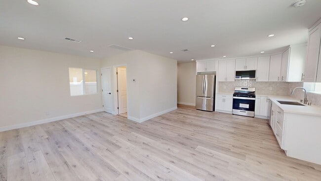 Building Photo - Modern 3-Bed/3-Bath Townhome