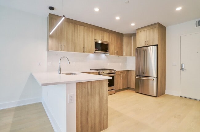 Building Photo - 303 Madison St