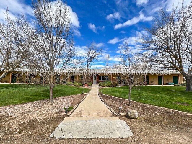 Building Photo - AVAILABLE NOW - Furnished Guest Home Locat...