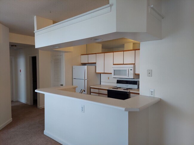 Building Photo - 2 BED / 2 BATH CONDO