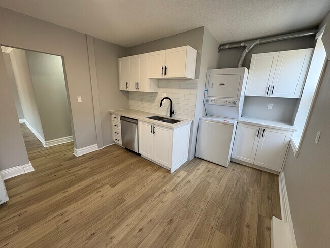 Photo du bâtiment - Renovated 2 Bedroom on Locke St South