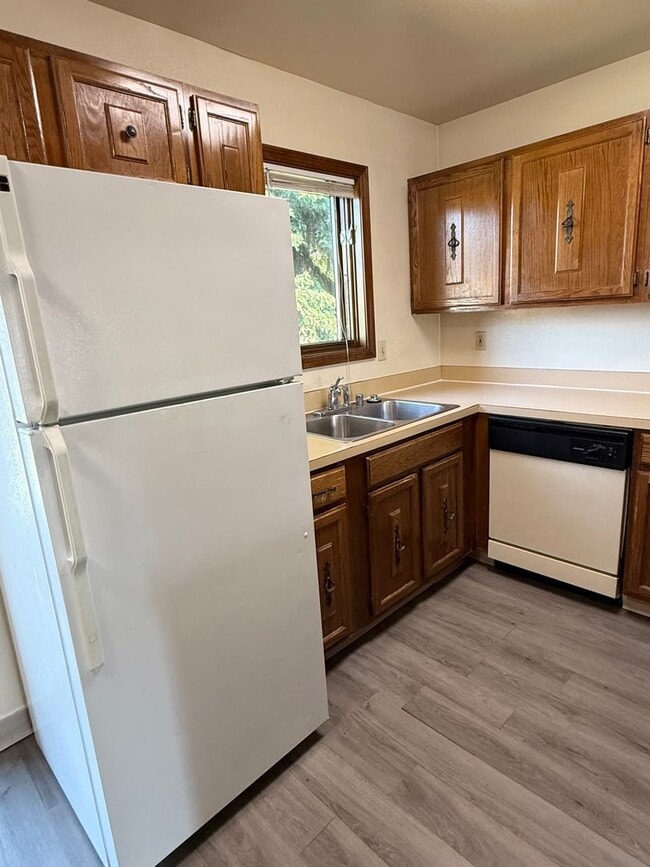 Building Photo - 2BR 1.5BA | Midtown Townhouse Style | Pets...