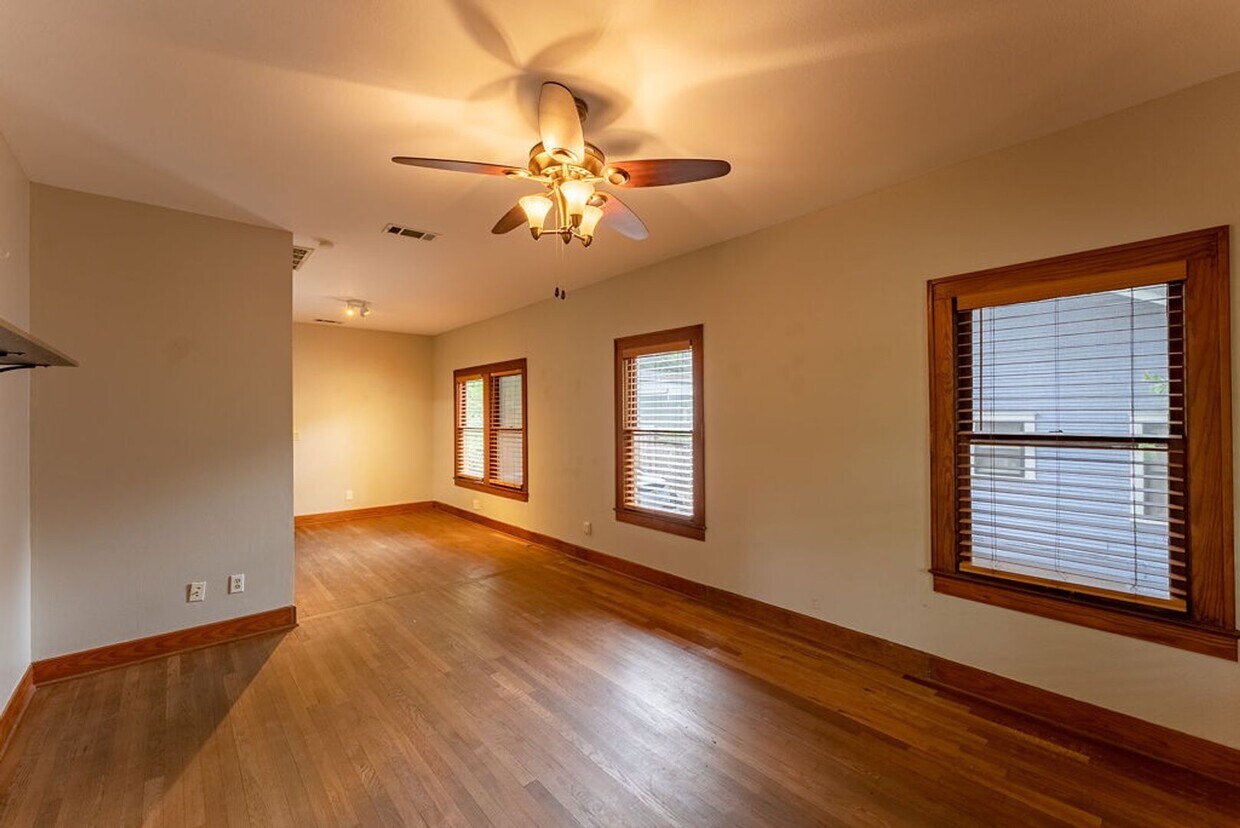 Foto principal - Charming & Updated 1930’s 3 Bed/2 Bath Bun...