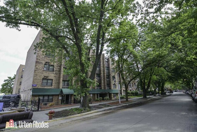 Building Photo - 648 W Wrightwood Ave