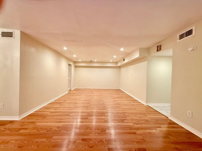 Building Photo - Charming one story Condo in Post Oak