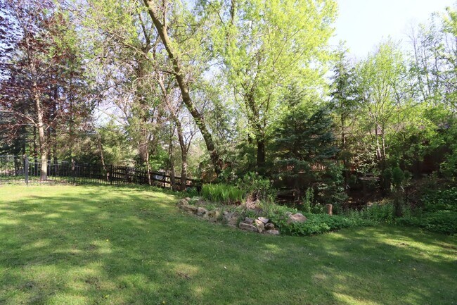 Foto del edificio - Stunning 4 Bedroom Home with Pond Access