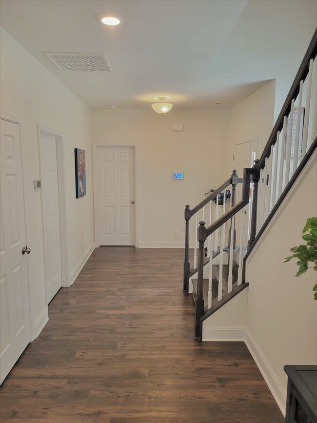 Foto del edificio - Beautiful end unit townhouse in Cosby Village with loads of extras.