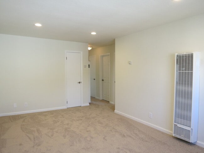 Building Photo - 663 Johanna Ave