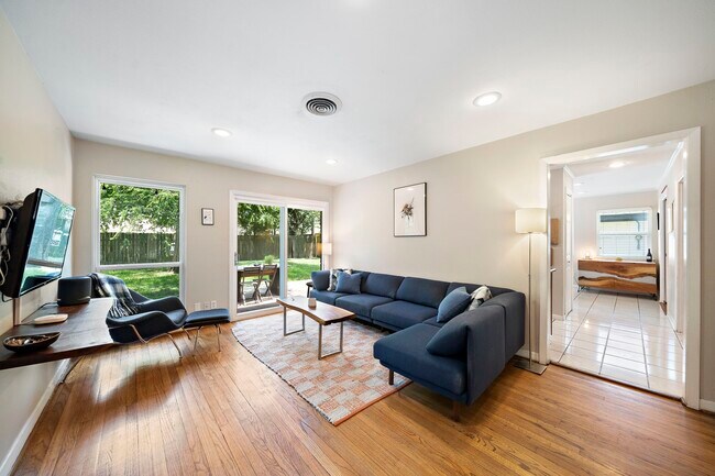 Foto del edificio - 4306 Warm Springs Rd