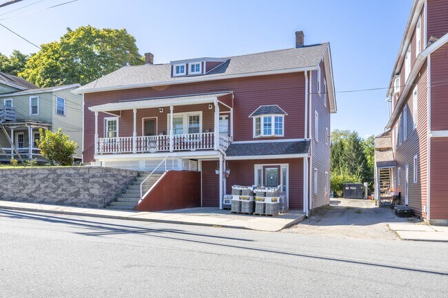 Building Photo - Spacious 3-Bedroom Duplex in Griswold