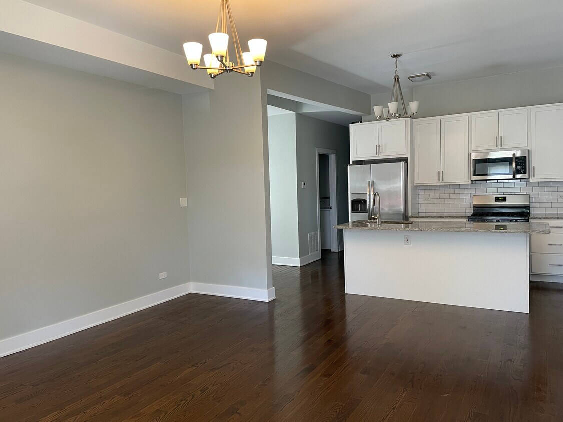 Wide open plan living room - 3634 S Hamilton Ave