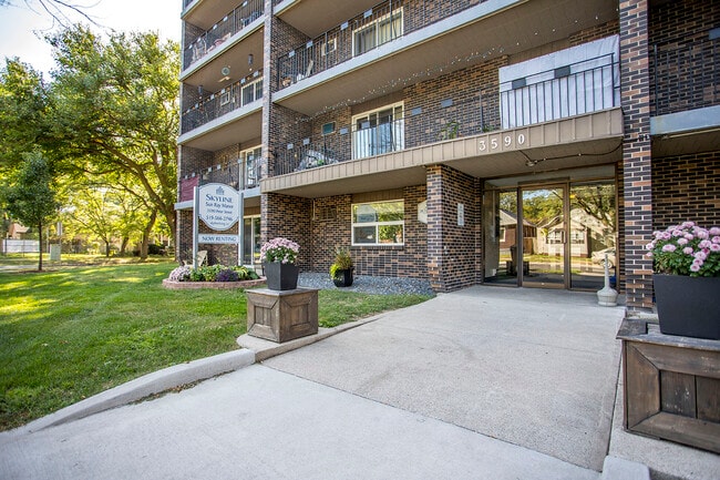 Photo du bâtiment - Sun Ray Manor Apartments