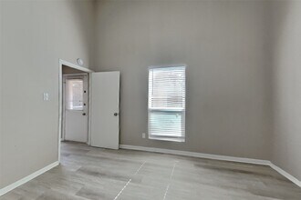 Building Photo - 12015 Osage Park Dr