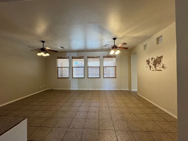 Foto del edificio - ***1st month's rent 1/2 off** 4BD / 3BA Ch...