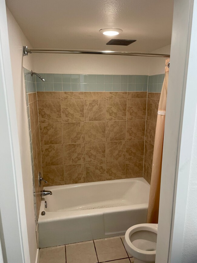 Bath/Shower - 518 National St