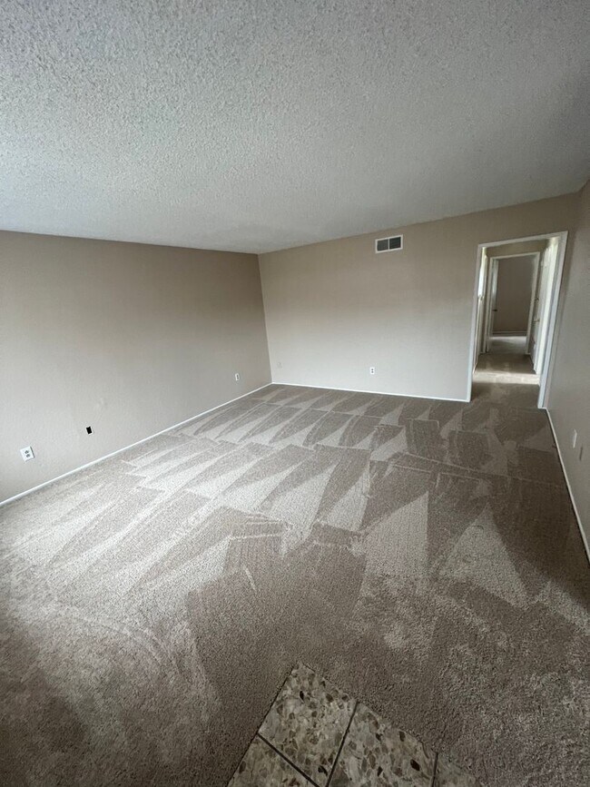 7340 Corsican Dr Unit D, Huntington Beach, CA 92647 Room for Rent in