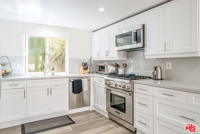 Building Photo - 6503 Dume Dr