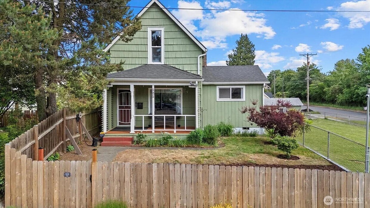Primary Photo - 121 E Harrison St