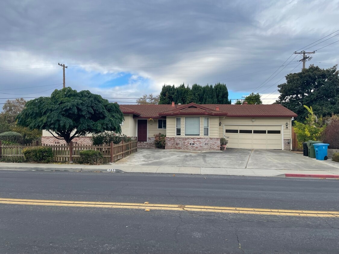 Primary Photo - 792 Los Olivos Dr